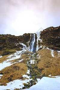 冰岛在冬季的雪和冰下标志了巨大的塞尔杰图片