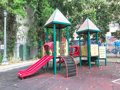 美国加利福尼亚州旧金山市中心色彩缤纷的城市儿童游乐场和娱乐中心图片