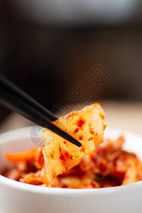手拿筷子吃泡菜白韩国菜图片