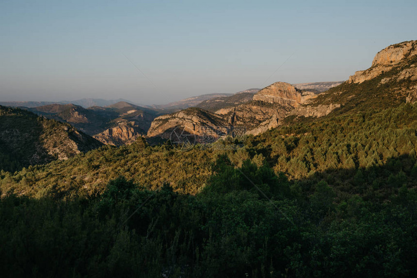 远处的落岩山脉与巨大的阴影在西班牙前方图片