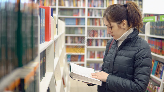 在书店的黑发女人图片