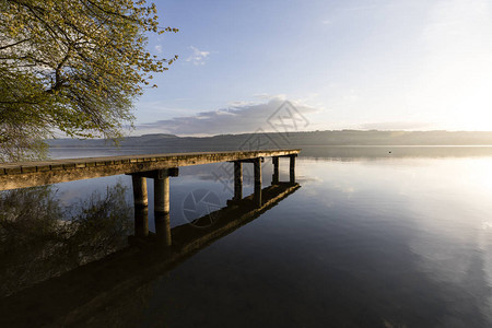 在瑞士的Sempach湖上美好的早晨心情一条木制图片