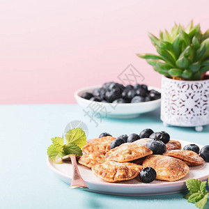 荷兰的小型煎饼叫蓝莓蛋糕图片