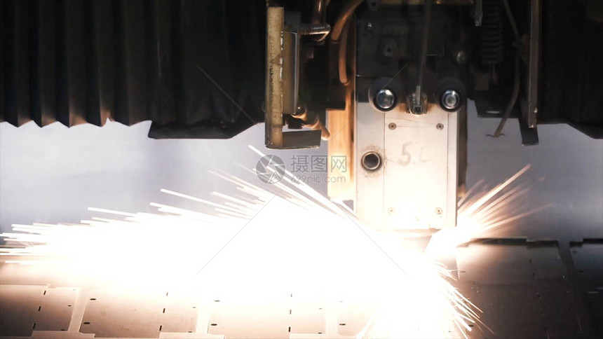激光机切割金属板剪片火花通过自动切割CNC和PLC机器图片