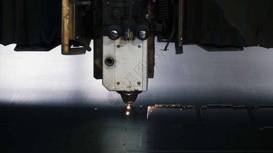 激光机切割金属板剪片火花通过自动切割CNC和PLC机器背景图片