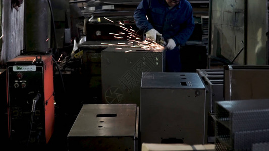 人研磨金属板剪片磨机和汽车零件工业的火花运动图片