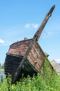 岸边的一艘旧木船图片