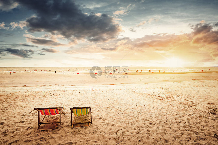 沙滩上的沙滩椅与日落图片