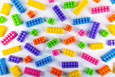颜色多彩的玩具塑料建筑块图片
