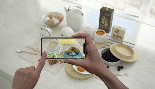 增强现实概念手持数字平板智能手机使用AR应用检查健康早餐中图片