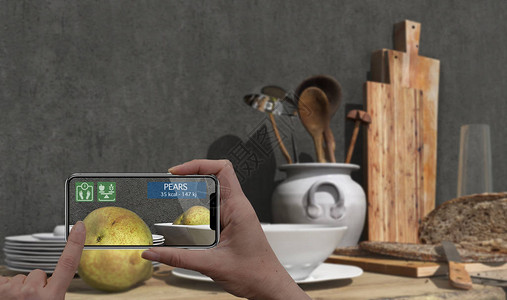 增强现实概念手持数字平板智能手机使用AR应用检查健康食品中图片