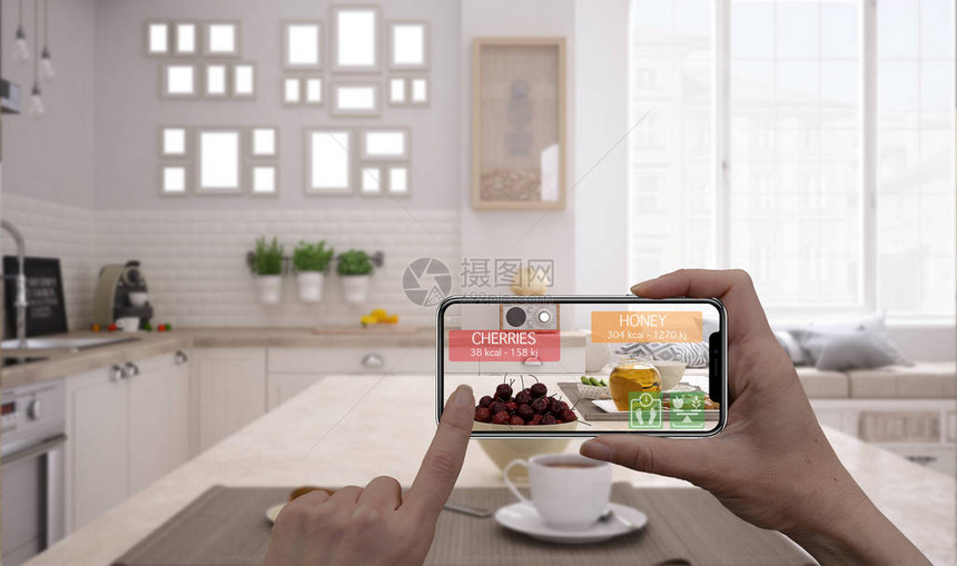 增强现实概念手持数字平板智能手机使用AR应用检查健康早餐中图片