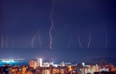 夜晚城市的黑暗蓝天中的闪电雷暴雨中美图片