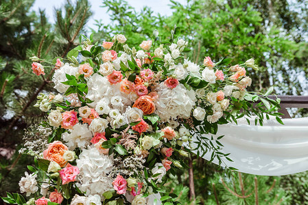 丰盛的鲜新婚花婚礼拱门上的花朵图片