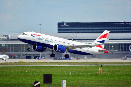 从华沙肖邦机场起飞的英国航空客车A32图片