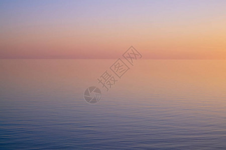 波罗的海宁静日落美丽的粉色日落自然背图片