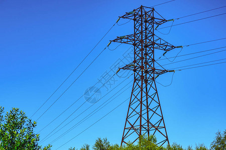 蓝色天空背景下的电线塔台背景图片
