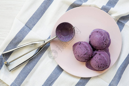 蓝莓冰淇淋球图片