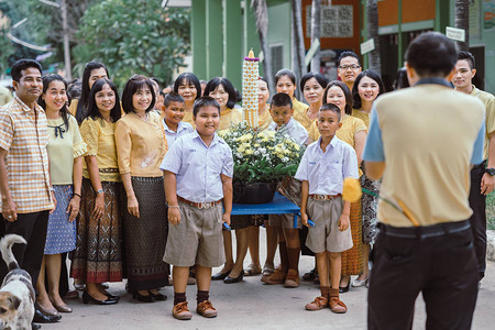 身份不明的教师和学生在传统的借蜡烛节上等待时间去寺庙举图片