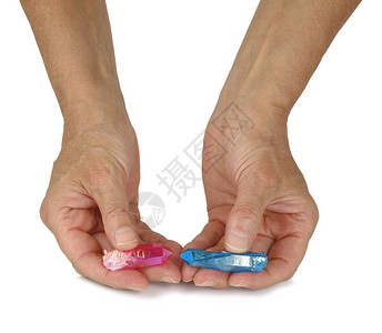 男和女水晶光环魔杖女手持终止的粉红色和终止的蓝色石英光环魔杖尖端到在白色背景背景图片