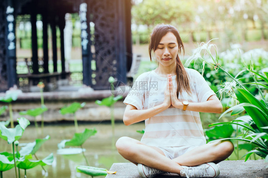 女孩在胸前锻炼时用手掌握着少女的手掌图片