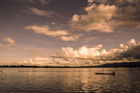 宁静平的湖日落带双轮休埃特鱼背景图片