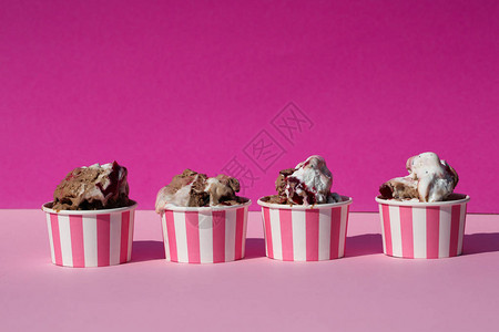 粉红背景的冰淇淋杯夏季背景图片