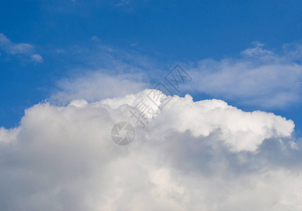 白云和明亮的蓝天图片