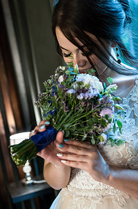 在美丽的背景上穿着婚纱的豪华新娘图片