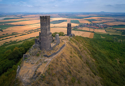鸟瞰中世纪城堡Hazmburk的两座石塔遗址图片
