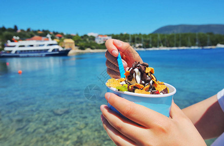 在希腊吃冰淇淋的女孩图片