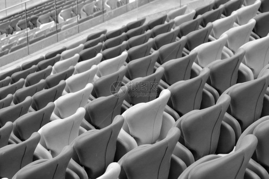 连续排列红色运动场空椅子的背景Blackand图片