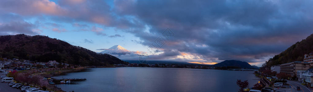 富士山和河口湖的全景图像与河口湖大桥在早晨的时间图片