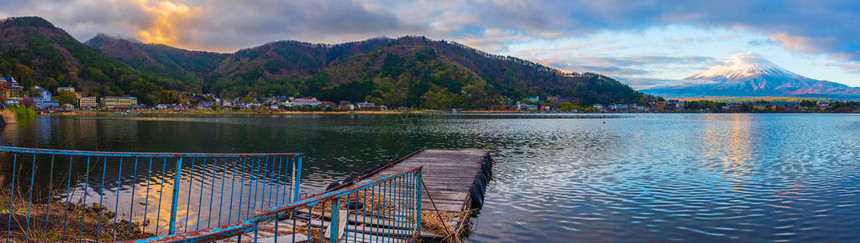 日本川口县清晨富士山和川口湖码头的全景图象Kawag图片