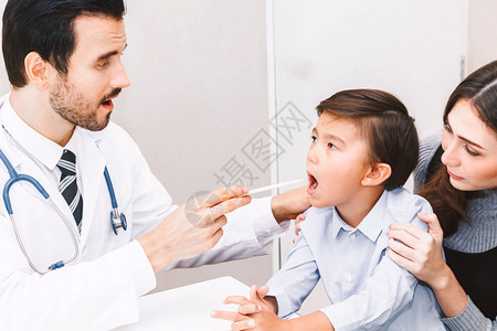 检查在医院检查小男孩的喉咙检查图片