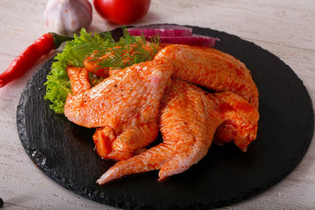 用于烧烤和烧烤的生腌鸡翅图片