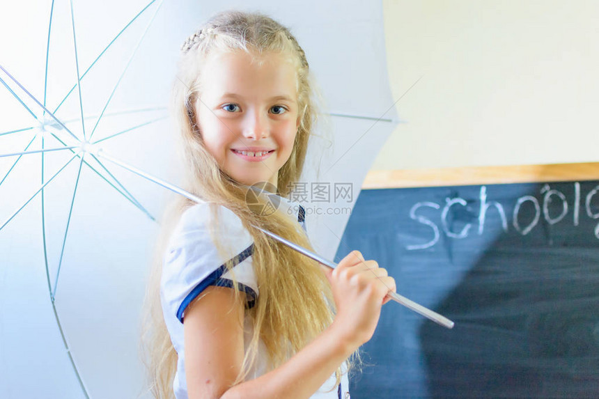 白种女孩在小桌图片