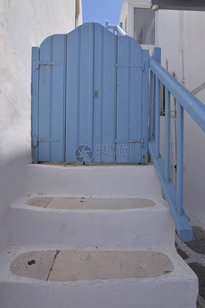 漂亮的楼梯在米科诺斯乔拉岛风景如画的街道上以典型的蓝色门结束艺术历史建筑2018年7月3日希腊米图片