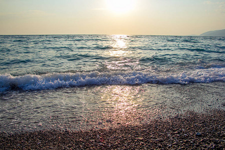 海景大海日落和日出海浪沙滩金色沙滩水面上图片