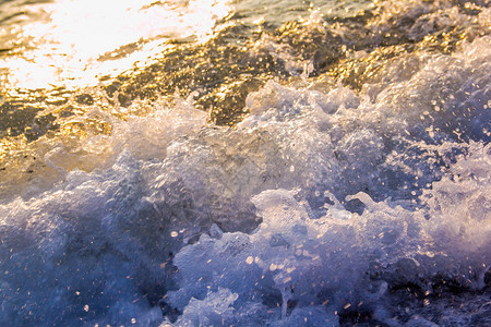 海景大海日落和日出海浪沙滩沙滩水面上图片