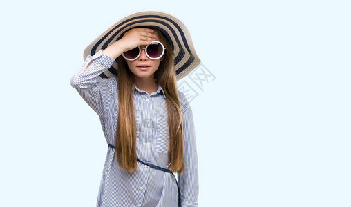 年轻的金发小孩戴着帽子和太阳镜图片