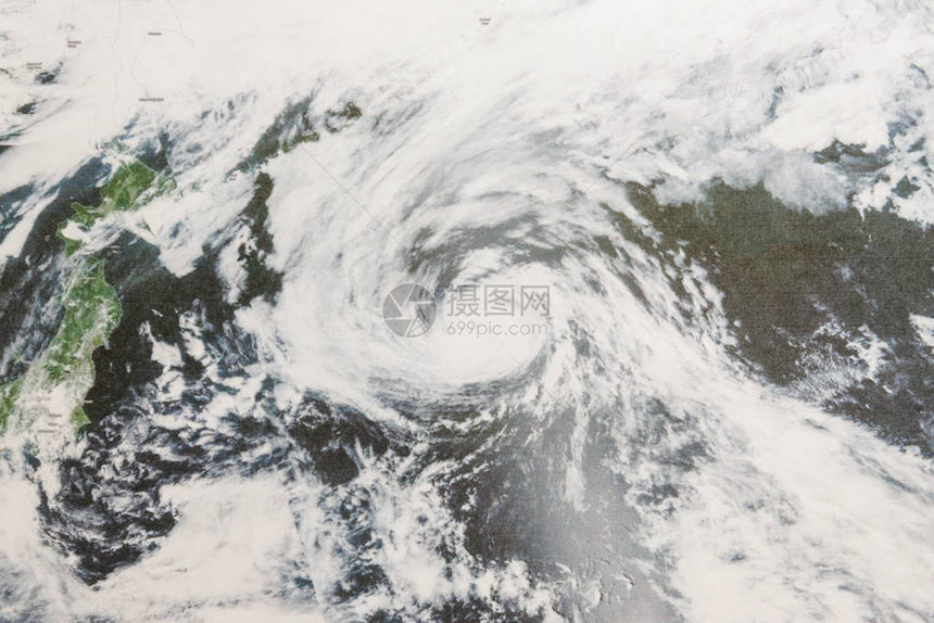 台风Wukong热带气旋眼闭合图片