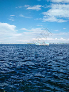 Saratov伏尔加河机动船蓝色水天图片