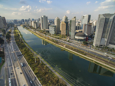 有河流或海洋和建筑物的大城市边际皮涅罗斯大道皮涅罗斯河和圣保罗市天图片