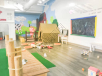 儿童在室内玩耍区背景模糊而富有想象力的乐趣和室内游戏区图片