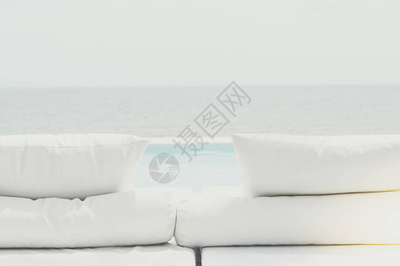 在室外游泳池海滨绿松石海或洋的白色沙滩床图片