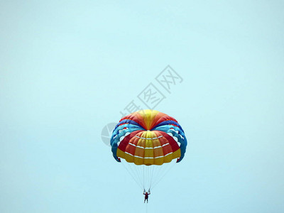 在海上跳伞滑翔伞图片