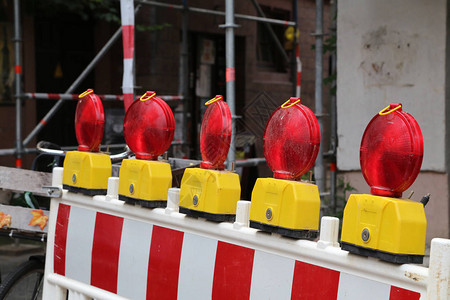 路障特殊栅栏在道路修理图片