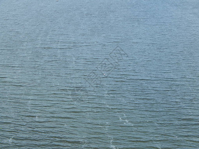 河流和湖泊上的水纹理图片