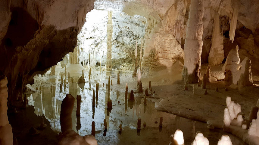 令人惊叹的弗拉萨西洞穴他的五间大房间图片